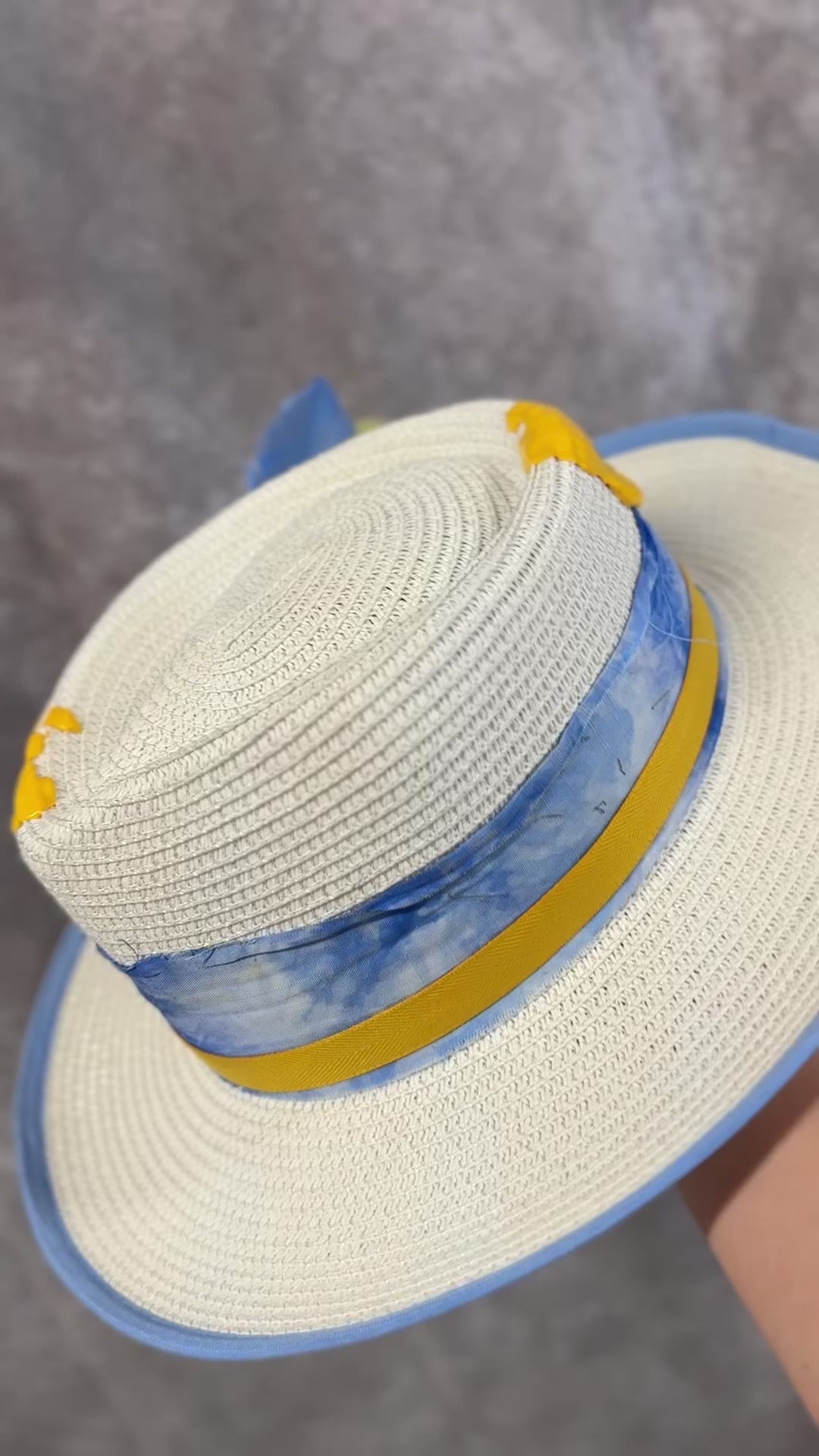 M - White yellow drip straw