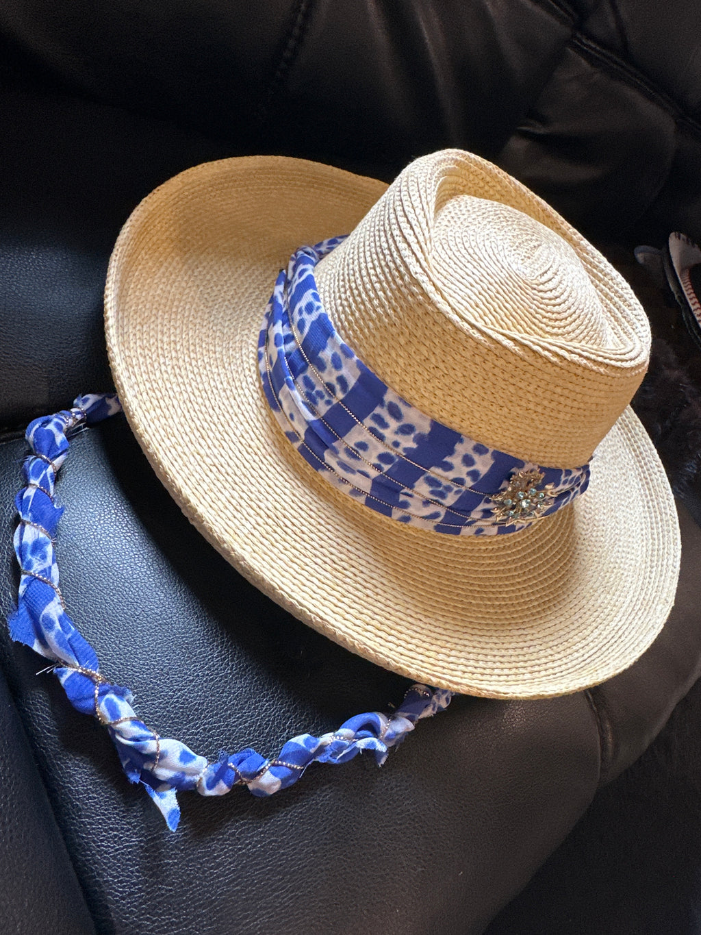 M - Beige blue straw