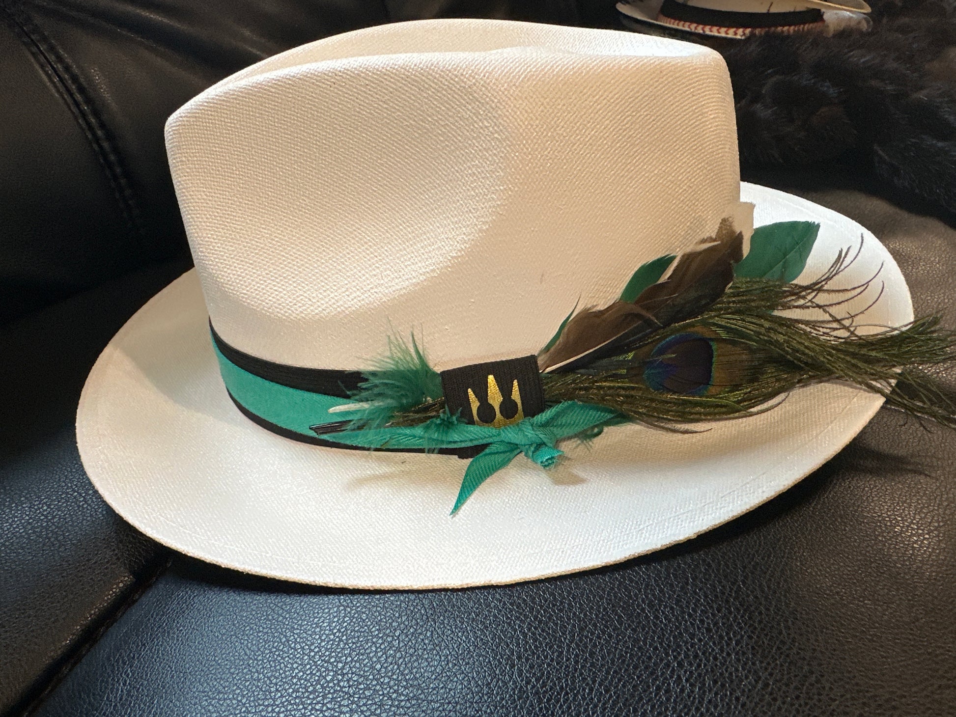 L - White straw green