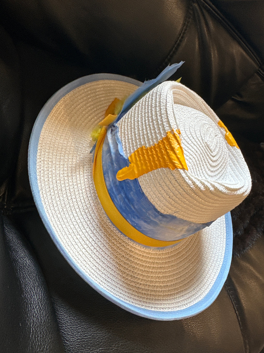 M - White yellow drip straw