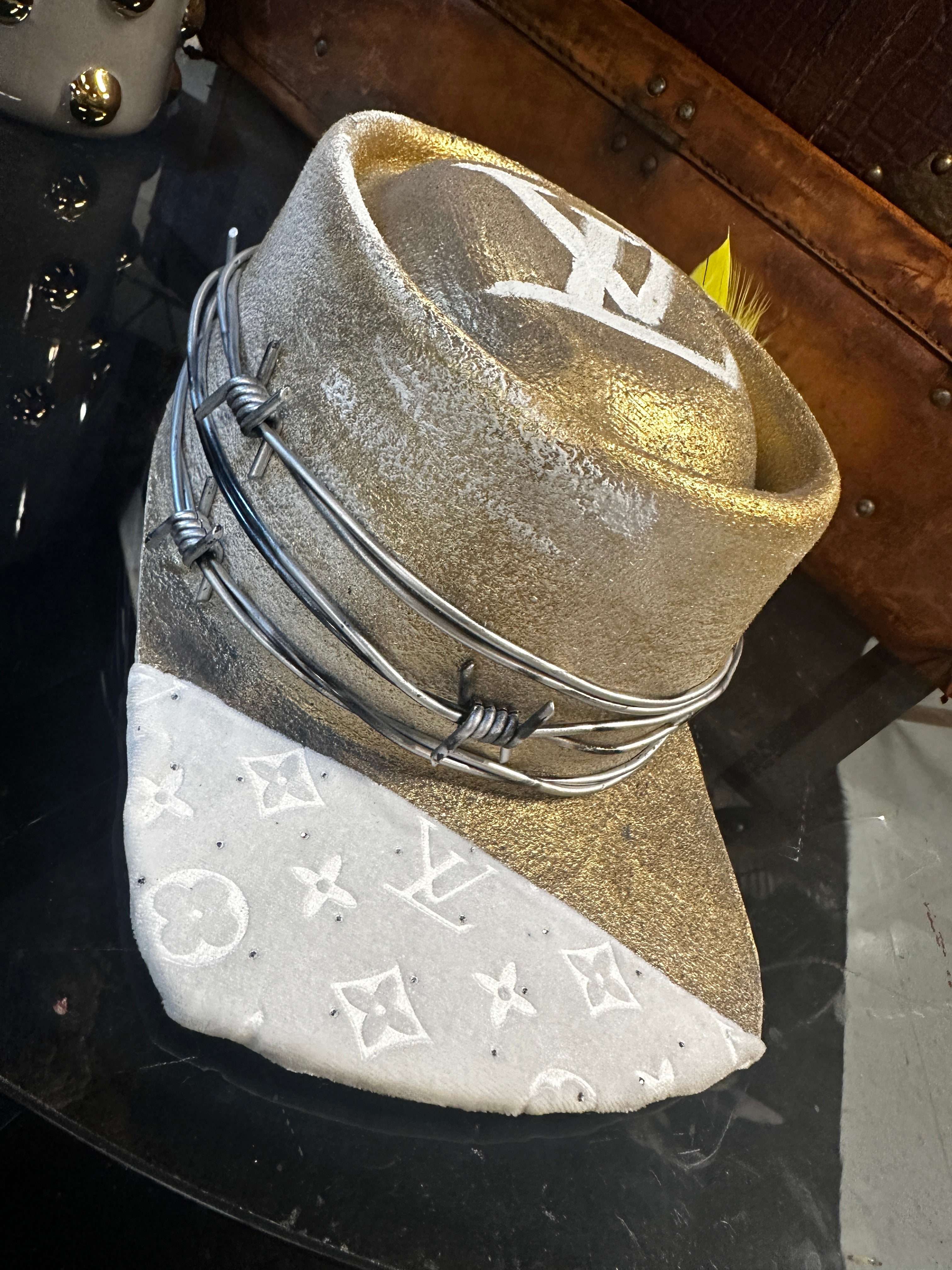 L - LV white velvety