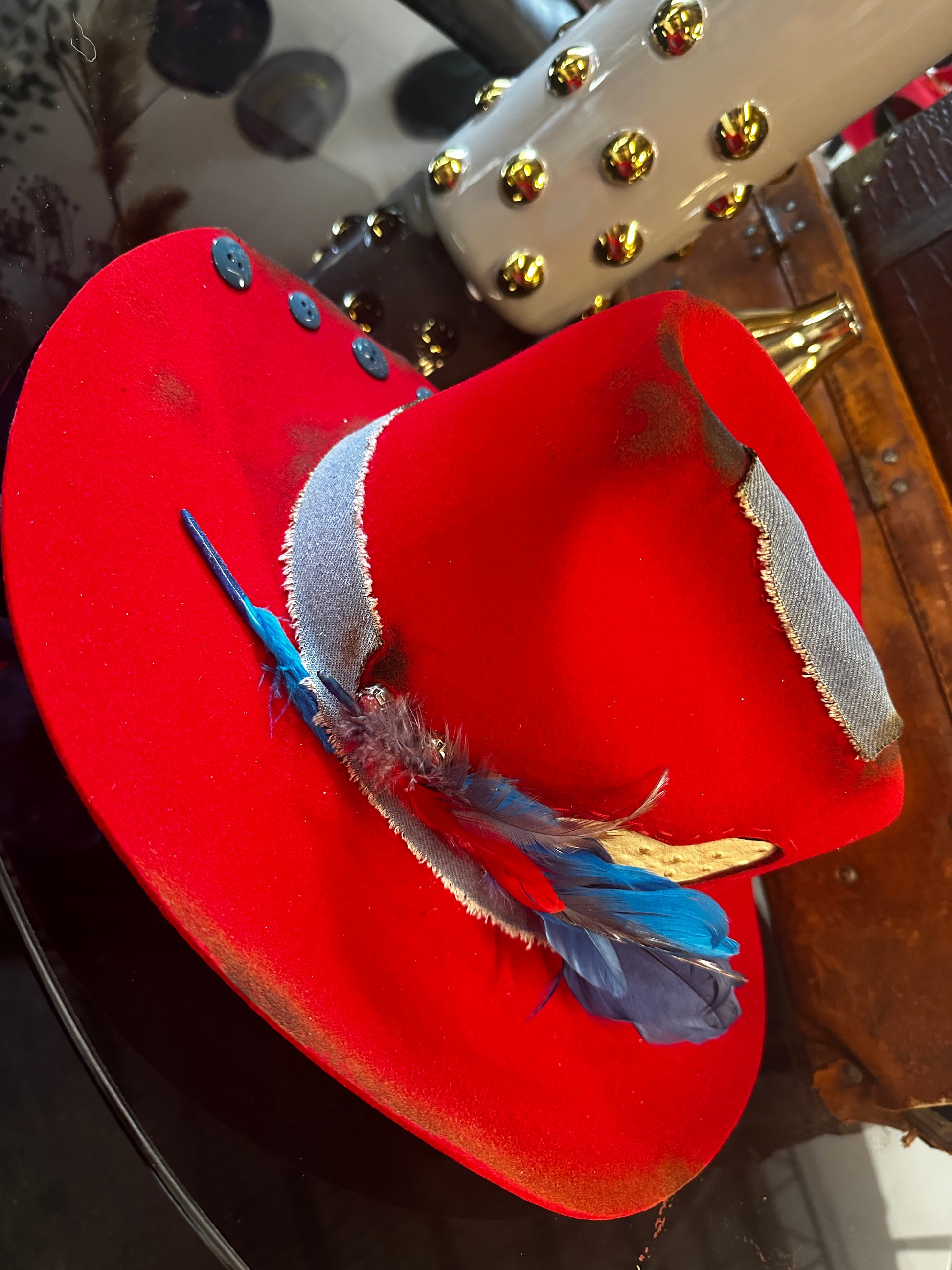 L - Red stitch