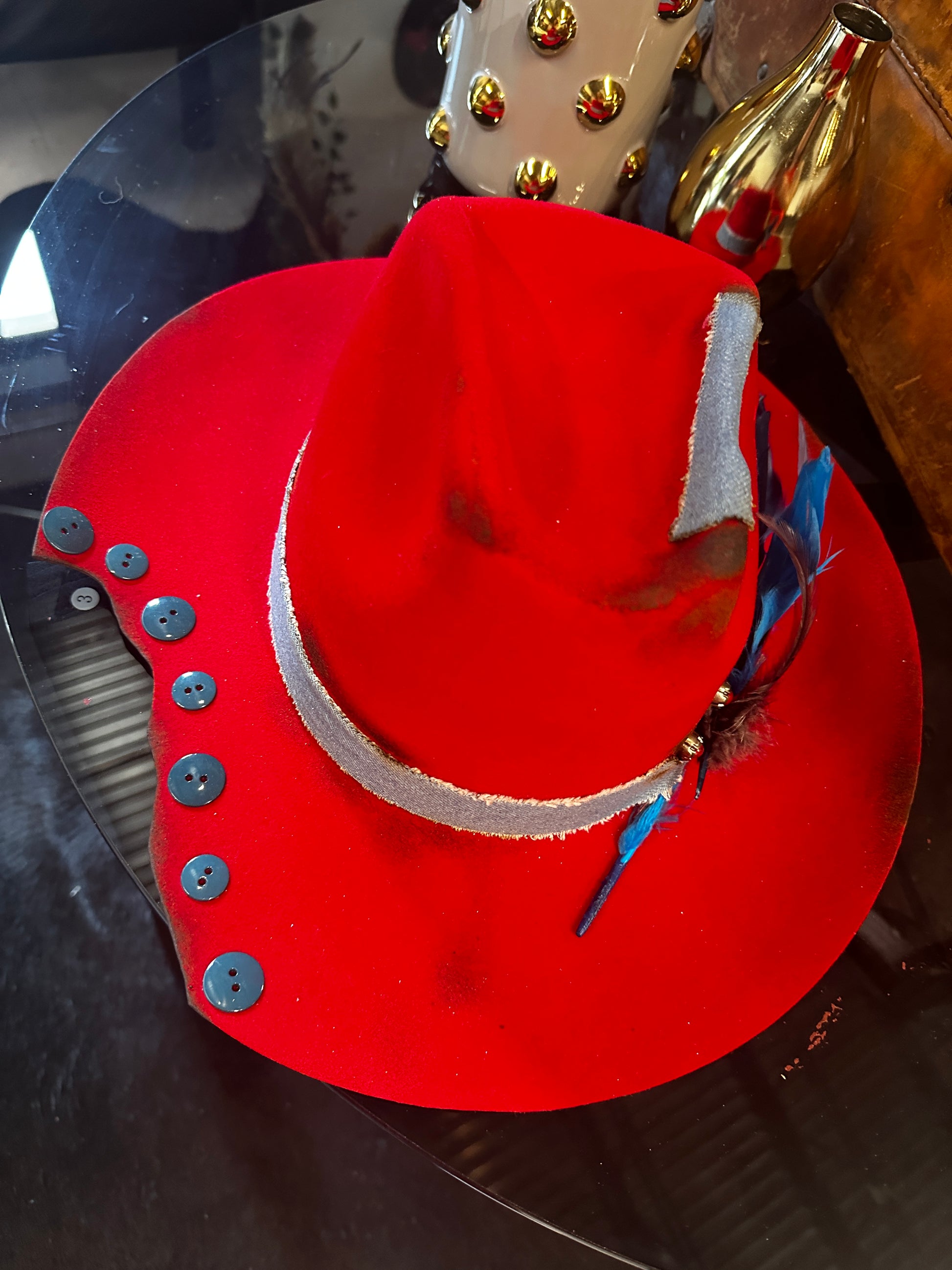 L - Red stitch