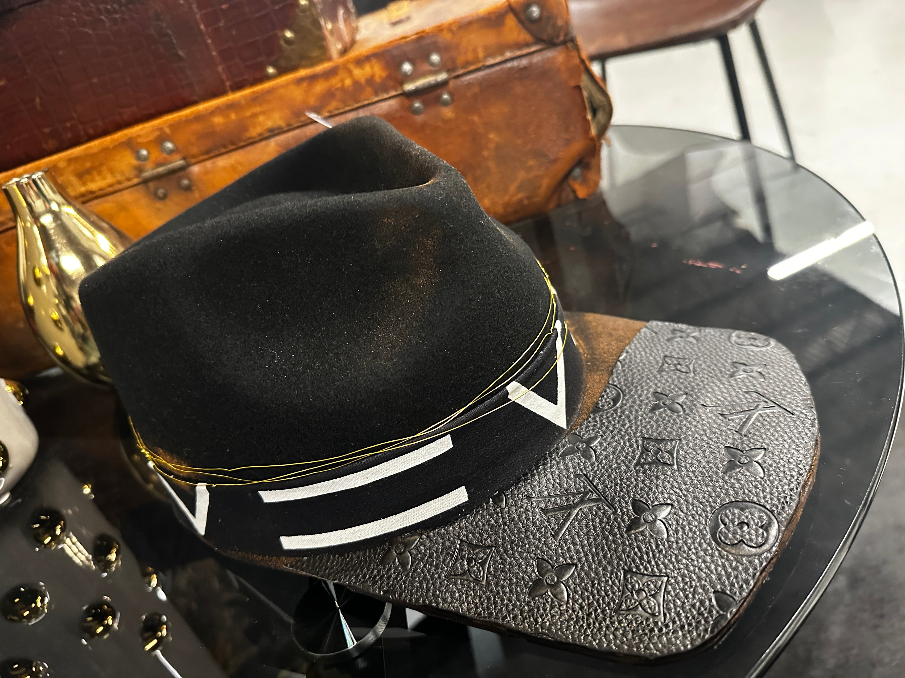 XL - Black/white - Fedora Designs
