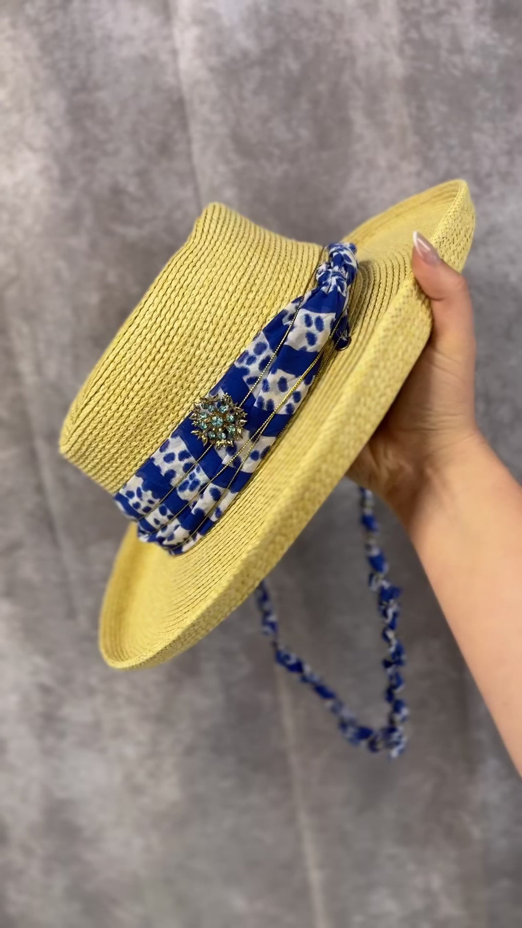 M - Beige blue straw