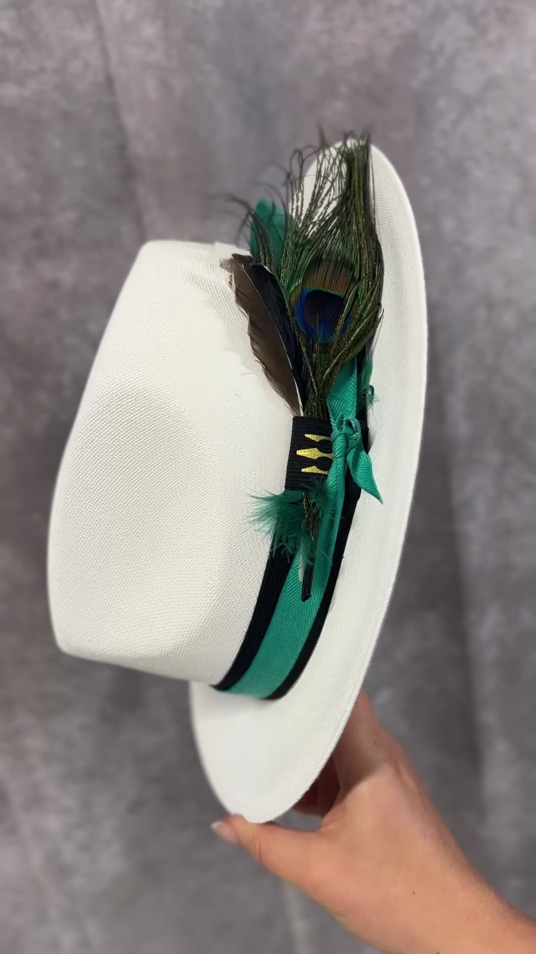 L - White straw green